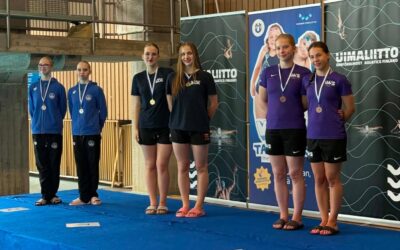 Šiaulių plaukimo centro „Delfinas“ sportininkės iš Suomijos grįžta su medaliais