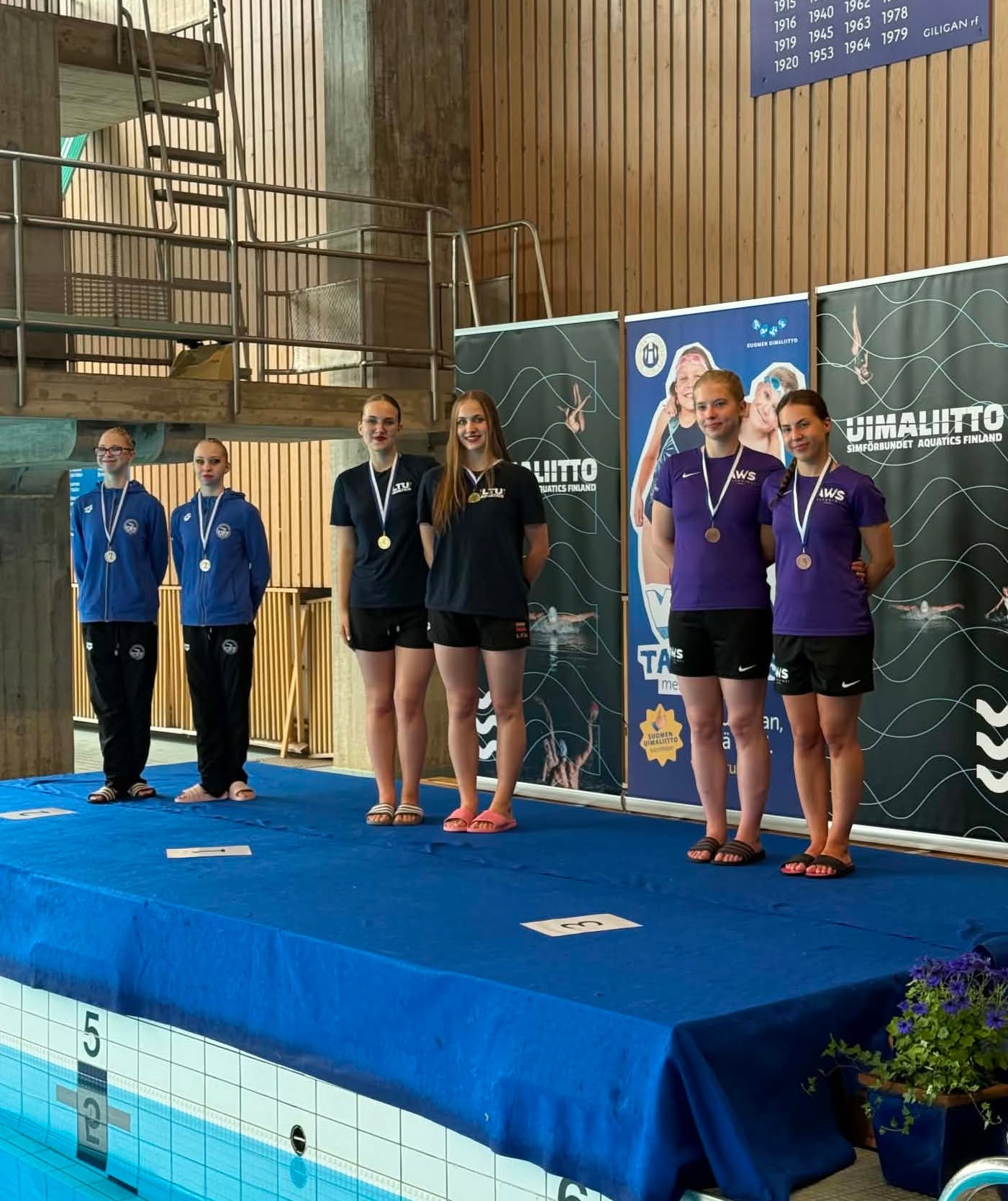 Šiaulių plaukimo centro „Delfinas“ sportininkės iš Suomijos grįžta su medaliais