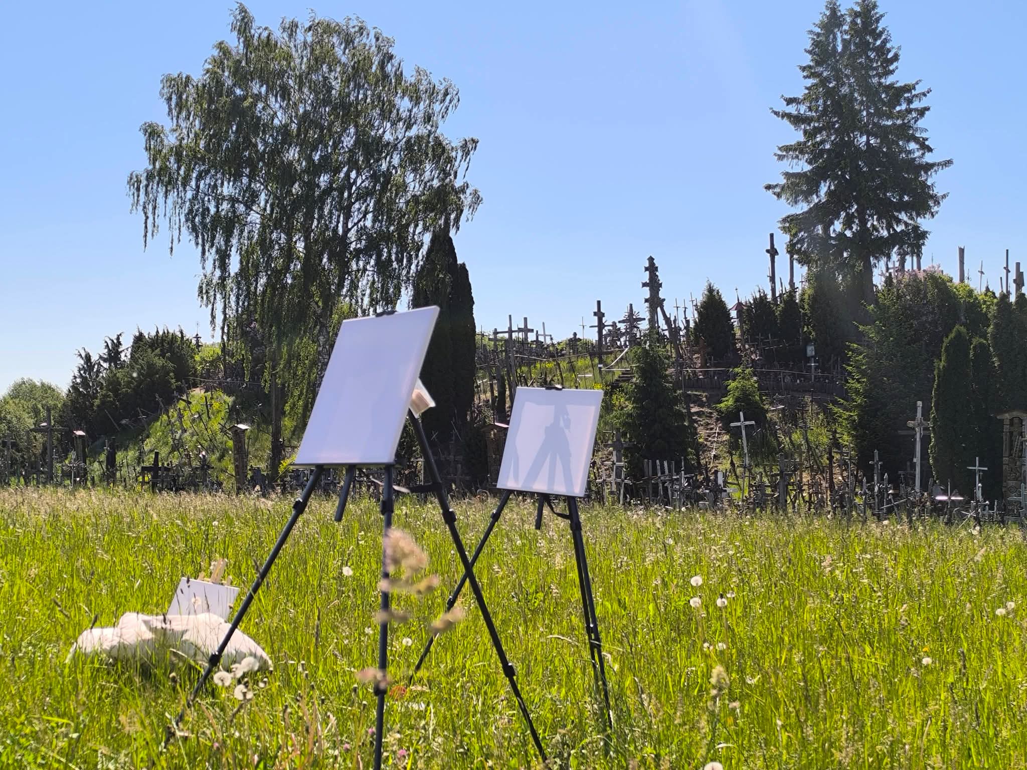 Kryžių kalno spalvos nugulė į jaunųjų menininkų drobes