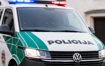 Šiauliuose susidūrė BMW ir į iškvietimą vykęs policijos automobilis – nukentėjo pareigūnas