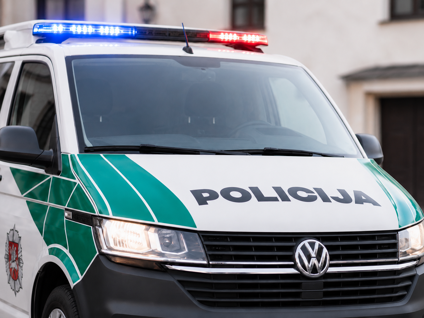 Šiauliuose susidūrė BMW ir į iškvietimą vykęs policijos automobilis – nukentėjo pareigūnas