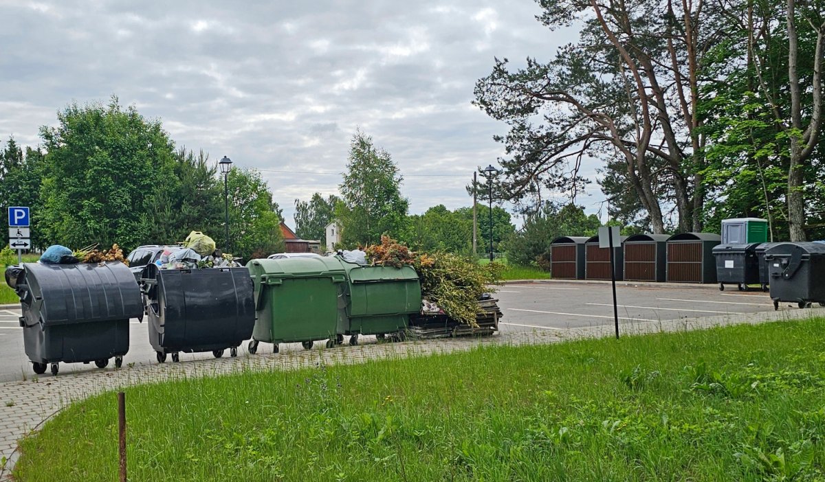 Bazilionuose – gyventojų pasipiktinimas dėl atliekų prie kapinių
