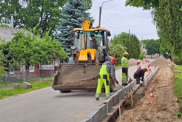 Bazilionuose atnaujinamas pagrindinės gatvės šaligatvis