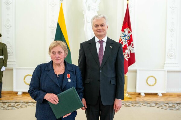 Prezidento apdovanojimas – Šiaulių rajono šeimai: pagerbta penkis vaikus užauginusi Gendrūta Vileikienė