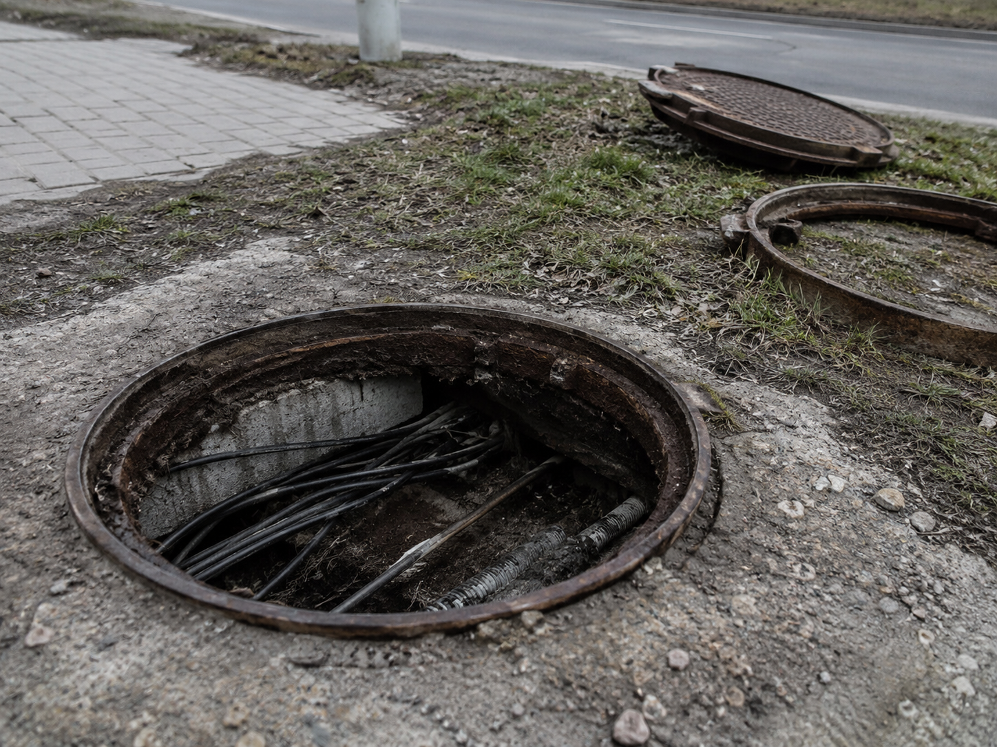 Šiauliuose ir Vijolių kaime pavogtos ryšių kabelių kanalų sistemos bei šulinių dangčiai
