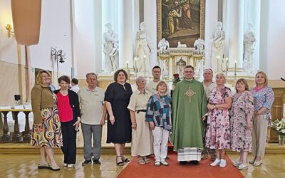 Pilnutėlė Kurtuvėnų bažnyčia dėkojo klebonui Mariui Dygliui už bendrystę