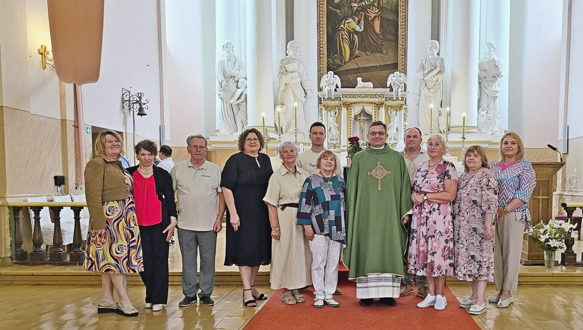 Pilnutėlė Kurtuvėnų bažnyčia dėkojo klebonui Mariui Dygliui už bendrystę