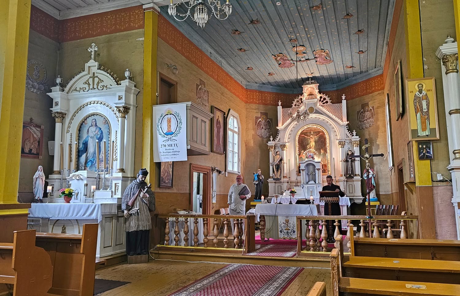 Bazilionų bažnyčioje – bendrystės kupinas sekmadienis: pirmosios naujojo klebono Mišios subūrė miestelio žmones