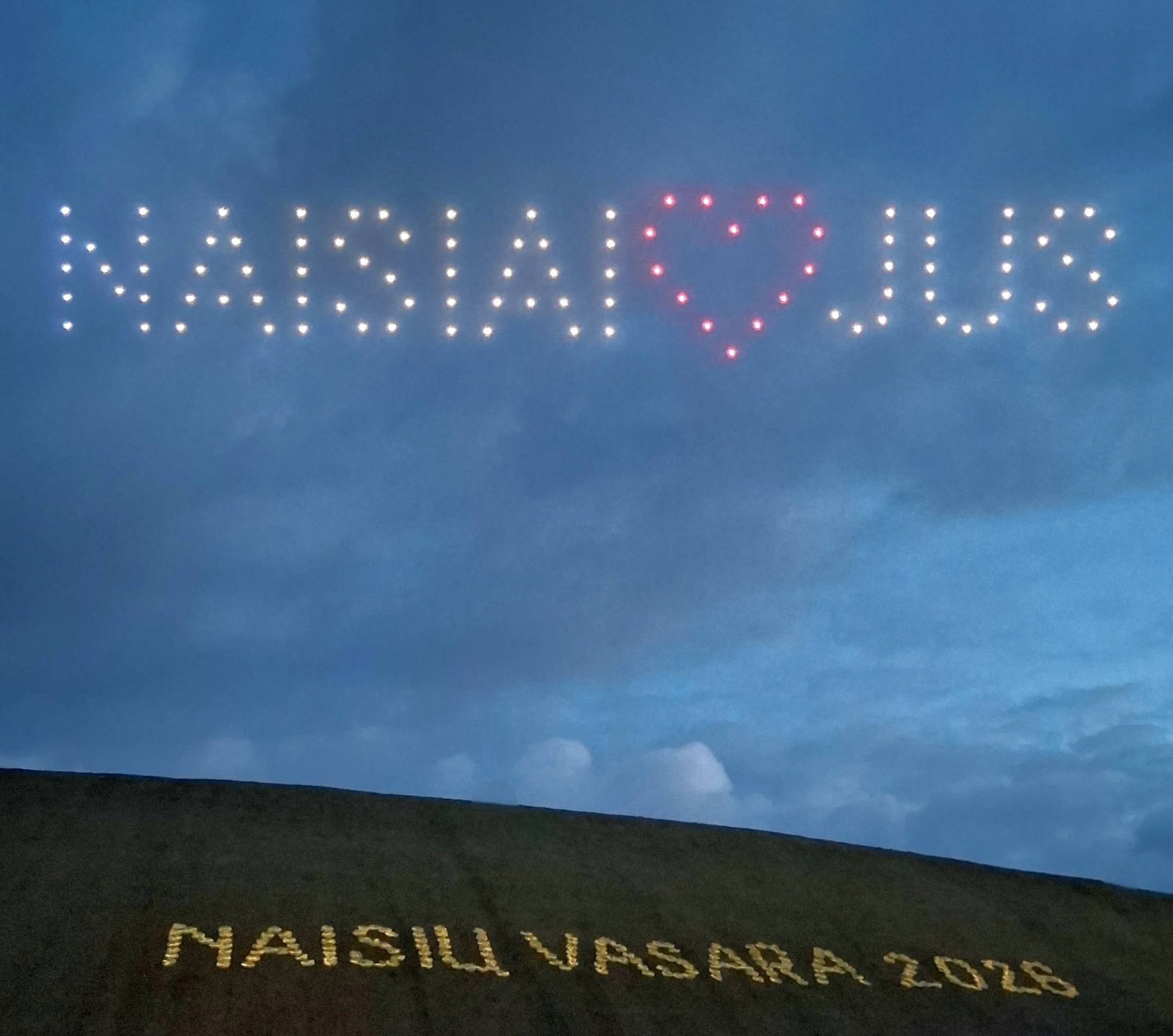 „Naisių vasaros“ dangų nušvietė dronų šou: žmonės socialiniuose tinkluose dalijasi įspūdingomis akimirkomis