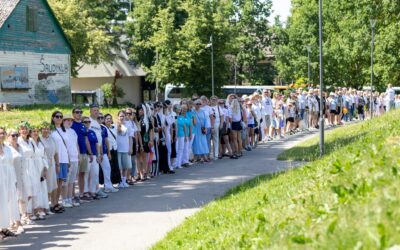 Šiauliuose – įspūdingas masinis apsikabinimas: susibūrė beveik 700 žmonių