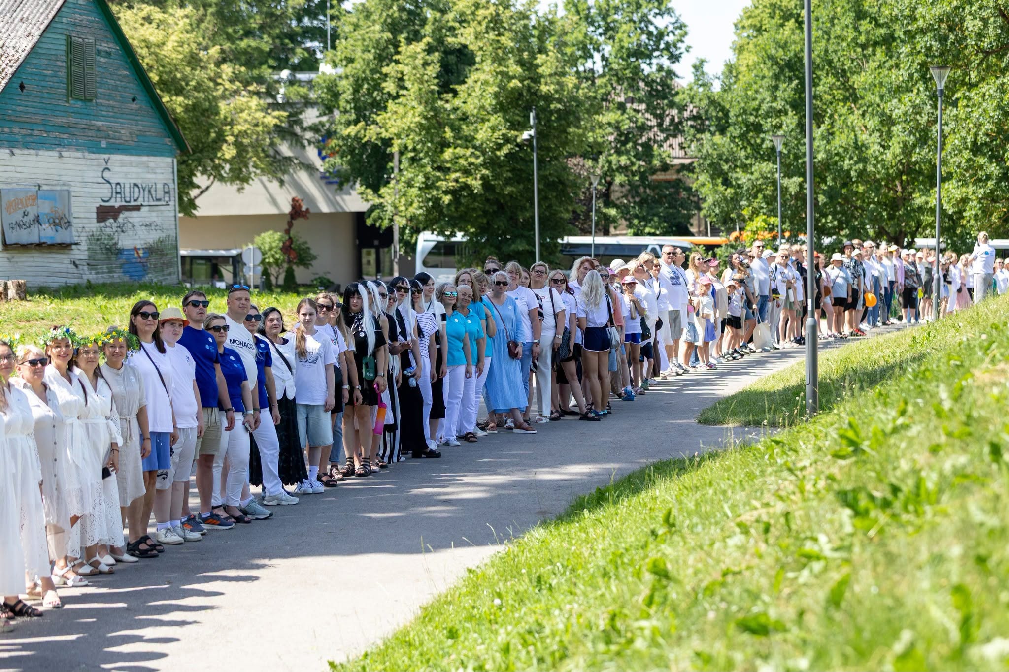 Šiauliuose – įspūdingas masinis apsikabinimas: susibūrė beveik 700 žmonių