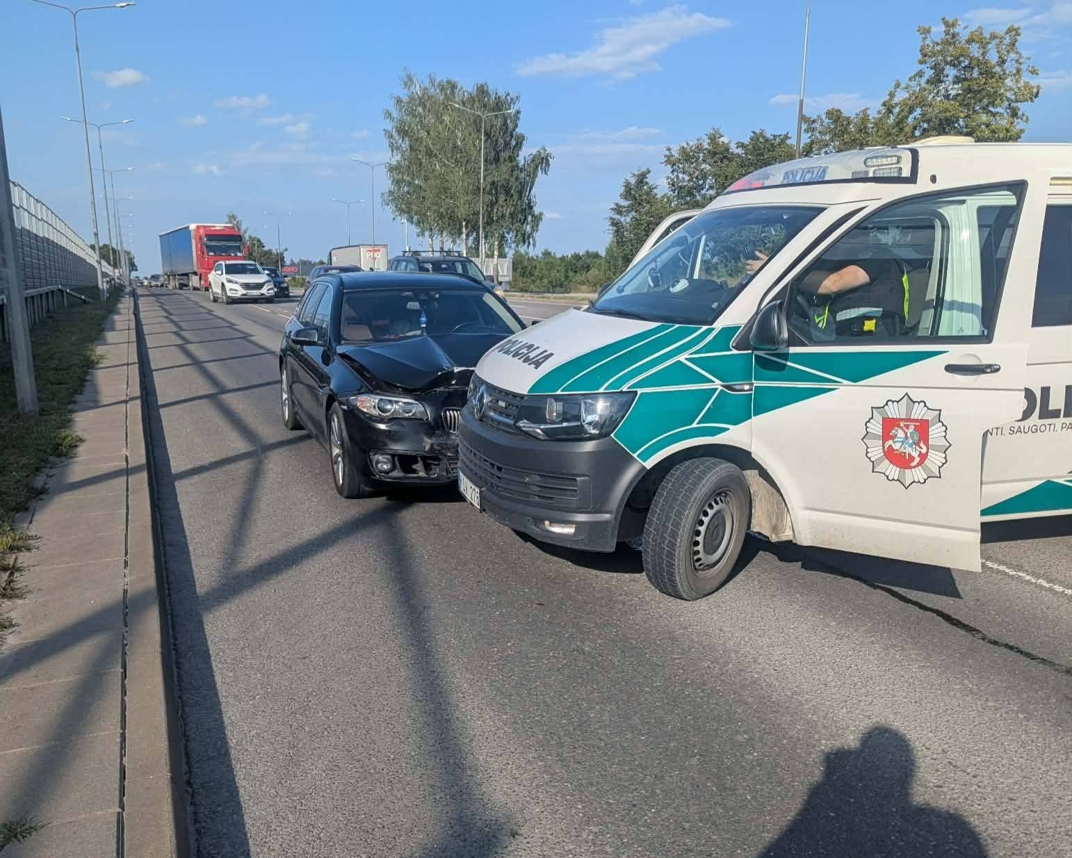 Girtas kelių chuliganas siautėjo Šiaulių rajone ir mieste – paviešinti vaizdai iš įvykio vietos