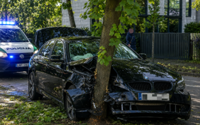 Naktinis BMW pasivažinėjimas Šiauliuose baigėsi smūgiu į medį: sužalotas keleivis