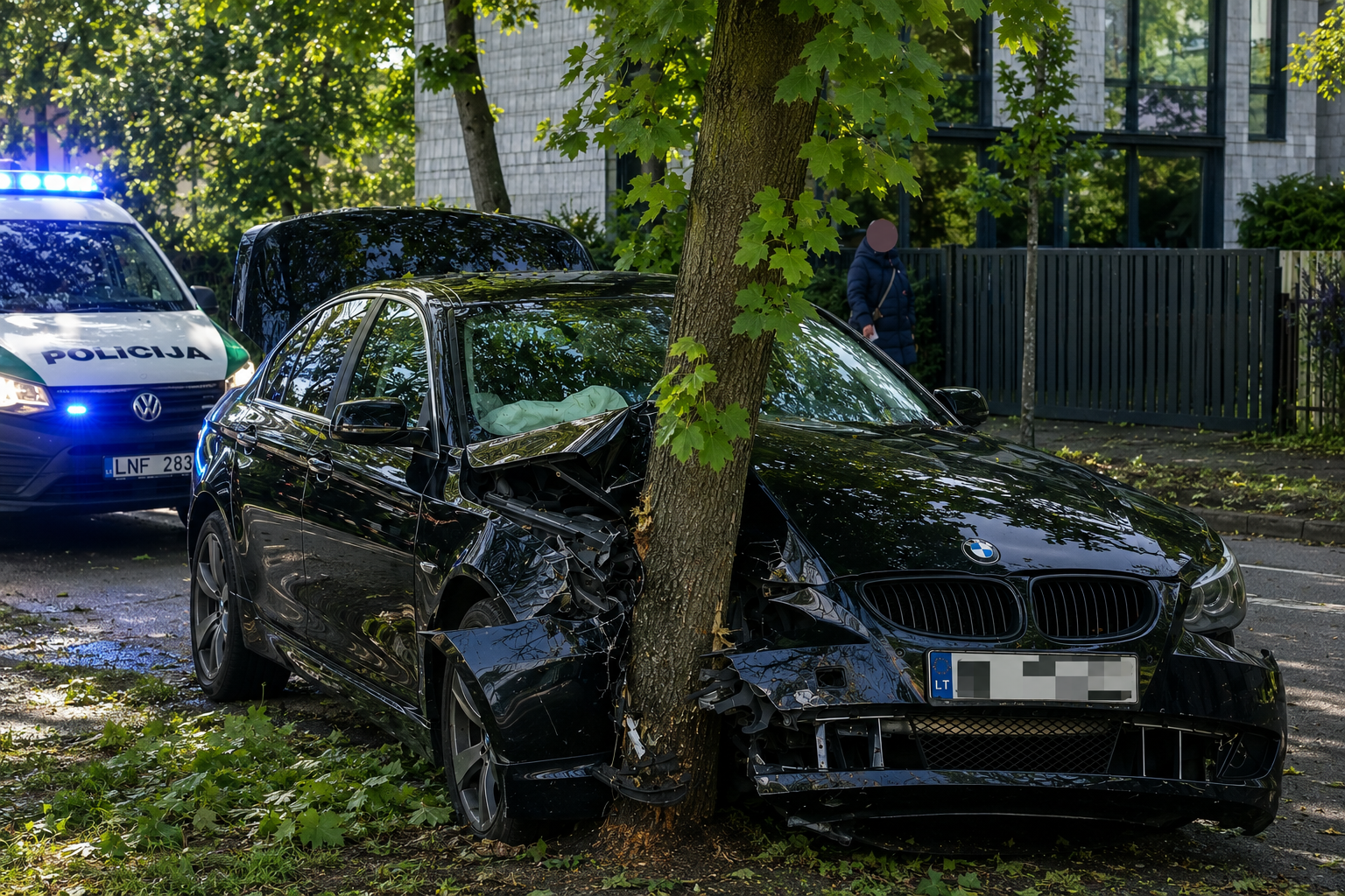 Naktinis BMW pasivažinėjimas Šiauliuose baigėsi smūgiu į medį: sužalotas keleivis