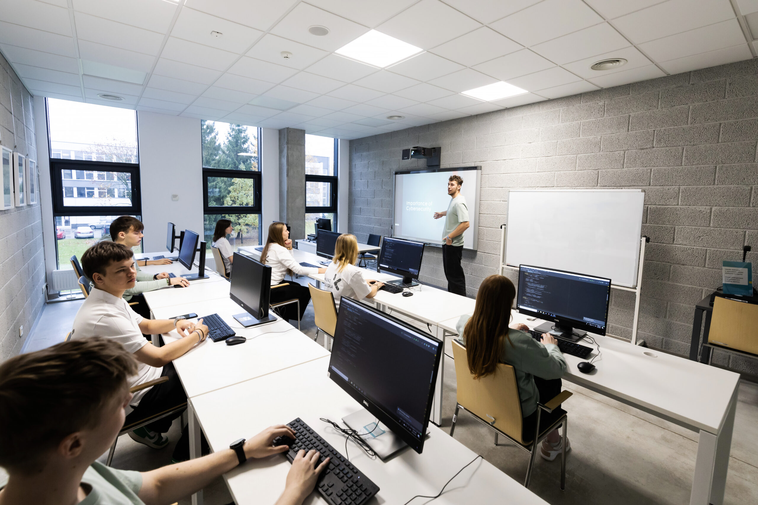Investicija, kuri atsiperka: kokią grąžą šiandien duoda IT ir technologijų studijos?