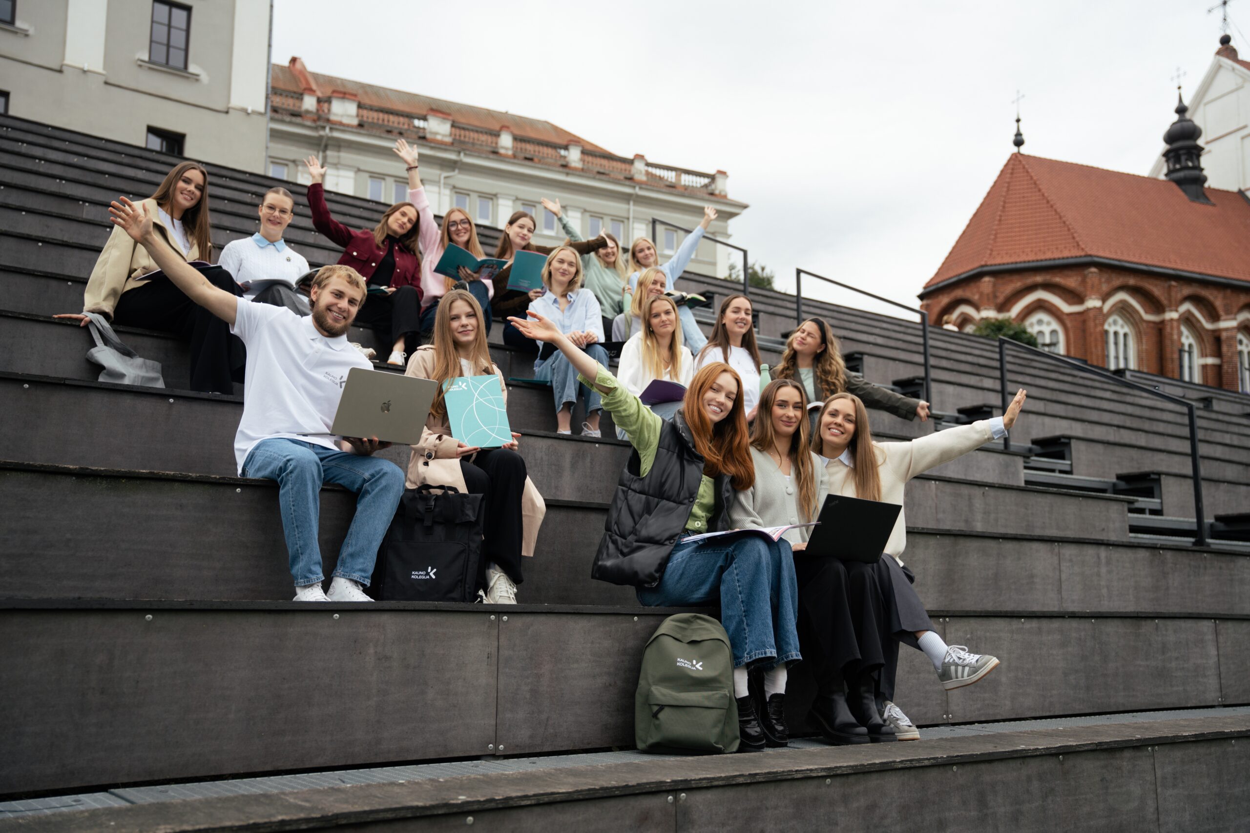 STUDENTAI SPRENDŽIA PRAKTINIUS IŠŠŪKIUS: KAIP ŠIANDIEN ATRODO STUDIJOS KAUNO KOLEGIJOS VERSLO FAKULTETE?