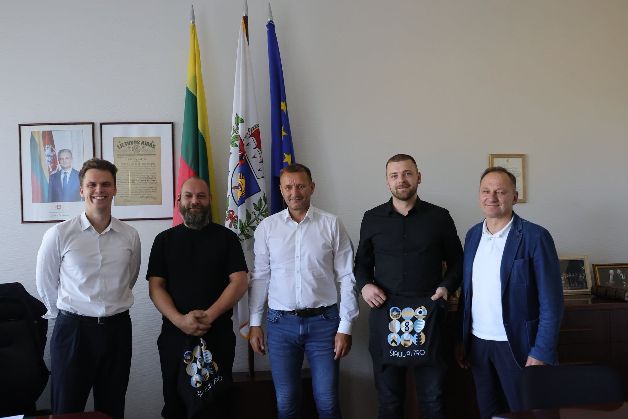 KAI MIESTUI REIKĖJO PAGALBOS, JIE NELAUKĖ: DU ŠIAULIEČIAI PO AUDROS TVARKĖ MIESTĄ IKI RYTO