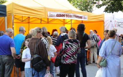 ŠIAULIŲ BULVARE – PIRMOJO GIROS FESTIVALIO ŠURMULYS: DEGUSTACIJOS, AMATAI IR LINKSMOS VARŽYTUVĖS