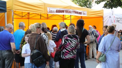 ŠIAULIŲ BULVARE – PIRMOJO GIROS FESTIVALIO ŠURMULYS: DEGUSTACIJOS, AMATAI IR LINKSMOS VARŽYTUVĖS