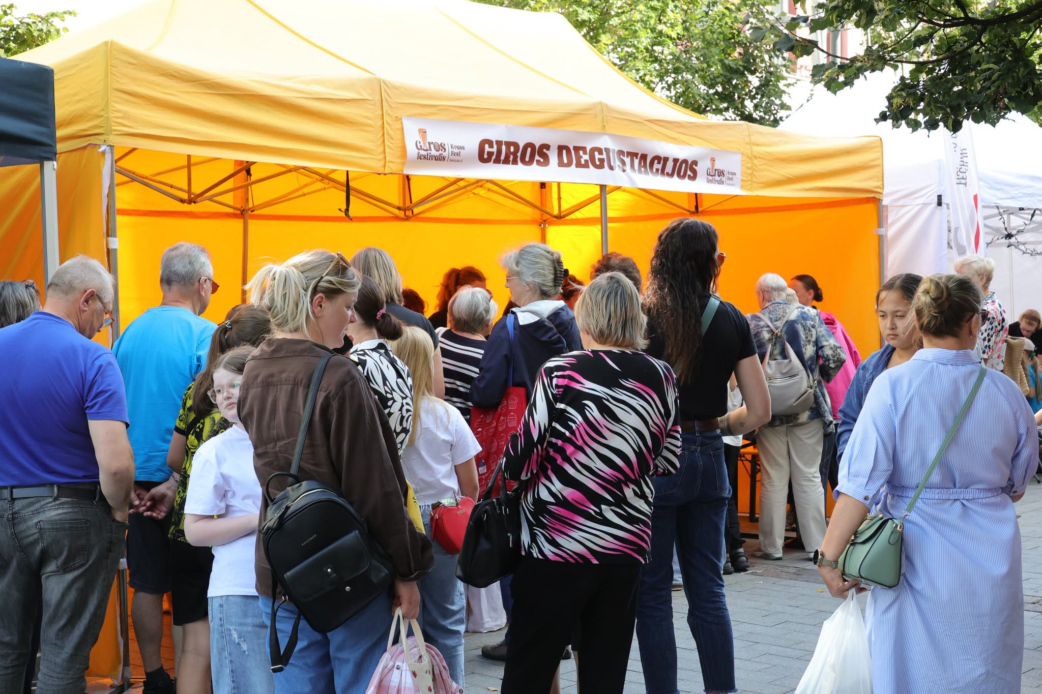 ŠIAULIŲ BULVARE – PIRMOJO GIROS FESTIVALIO ŠURMULYS: DEGUSTACIJOS, AMATAI IR LINKSMOS VARŽYTUVĖS