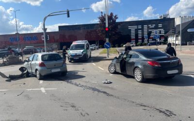 ŠIAULIUOSE IEŠKOMI AVARIJOS LIUDYTOJAI: TILŽĖS IR SMĖLIO GATVIŲ SANKRYŽOJE SUSIDŪRĖ DU AUTOMOBILIAI