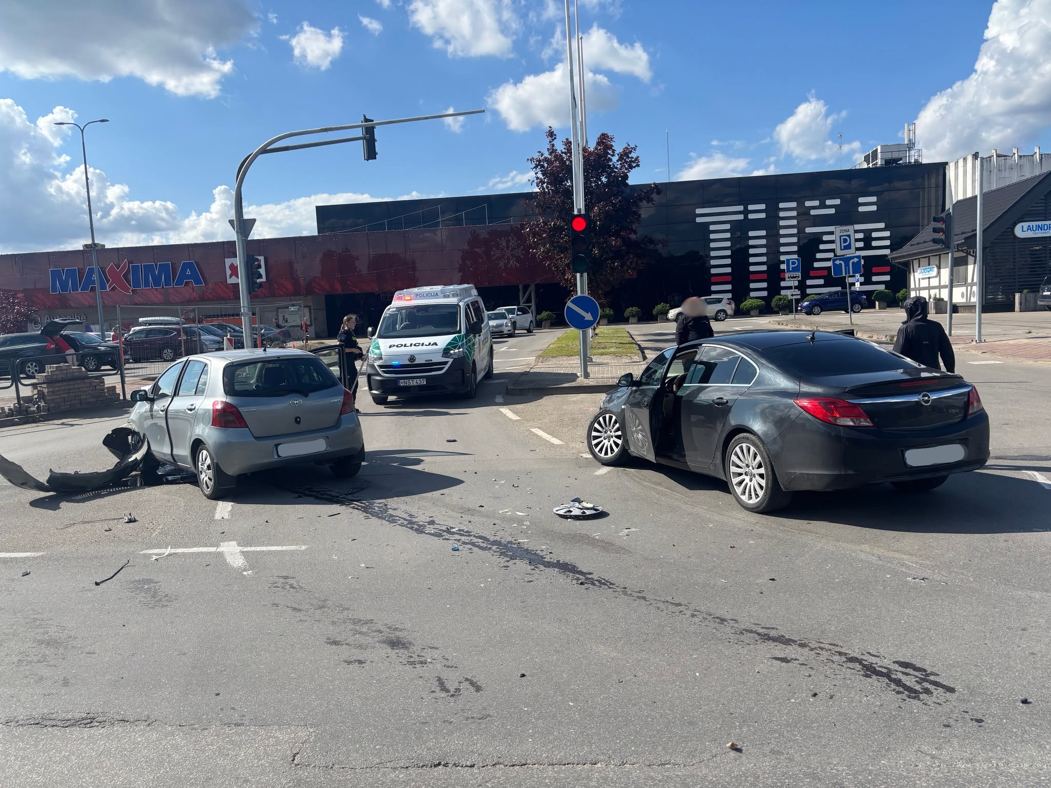 ŠIAULIUOSE IEŠKOMI AVARIJOS LIUDYTOJAI: TILŽĖS IR SMĖLIO GATVIŲ SANKRYŽOJE SUSIDŪRĖ DU AUTOMOBILIAI