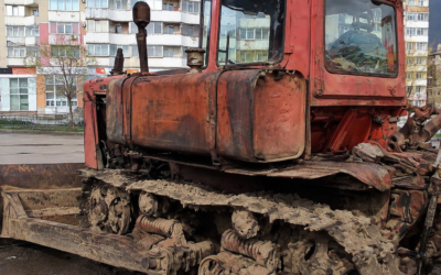 KELIONĖ SAVADARBIU VIKŠRINIU TRAKTORIUMI ŠIAULIUOSE BAIGĖSI AVARIJA – VAIRUOTOJAS LIGONINĖJE