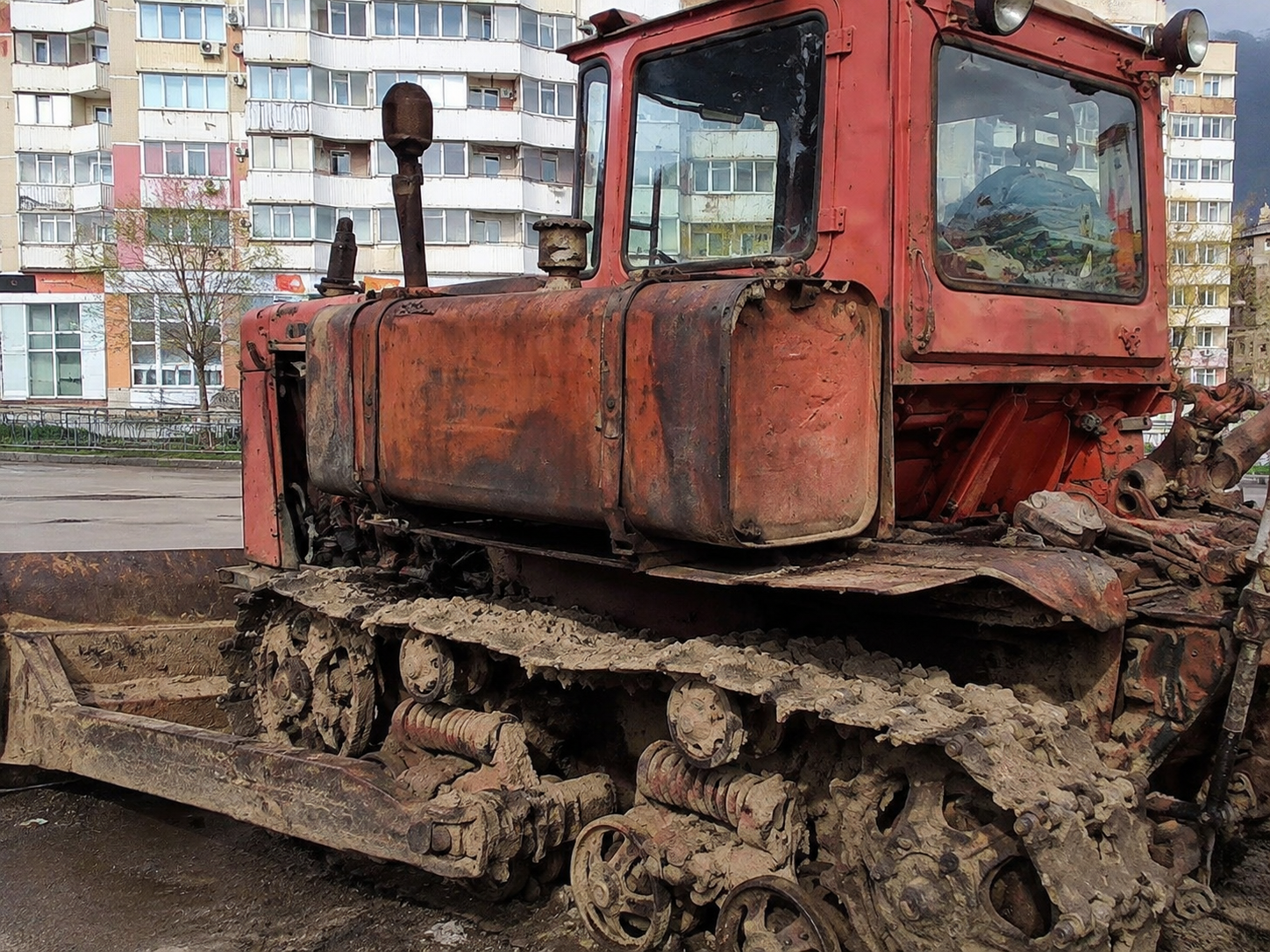 KELIONĖ SAVADARBIU VIKŠRINIU TRAKTORIUMI ŠIAULIUOSE BAIGĖSI AVARIJA – VAIRUOTOJAS LIGONINĖJE