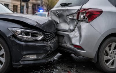 GIRTAS IR BE TEISIŲ ŠIAULIUOSE TARANAVO PRIE ŠVIESOFORO STOVĖJUSĮ AUTOMOBILĮ
