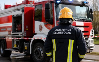 KONFLIKTAS PRIEŠGAISRINĖS TARNYBOS KIEME: SUŽALOTAS UNIFORMUOTAS UGNIAGESYS GELBĖTOJAS