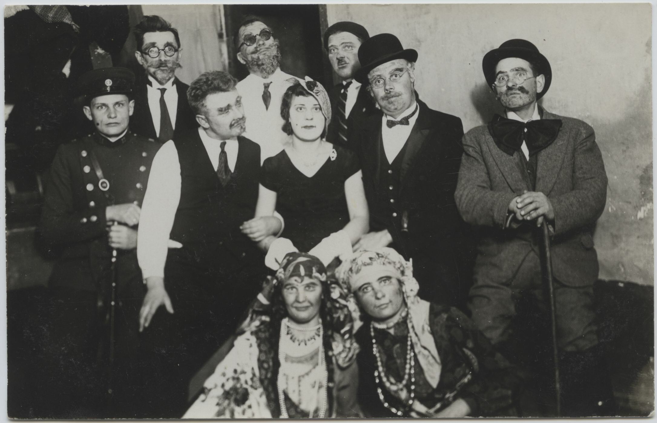 APIE MĖGĖJŲ TEATRĄ (APIE MŪSŲ VISŲ KULTŪRĄ III)