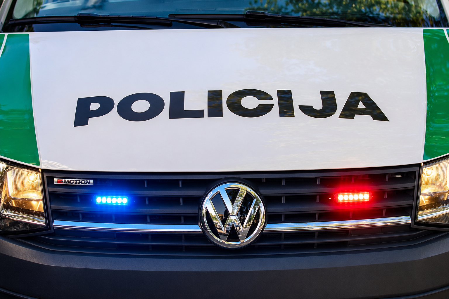 KUŽIUOSE – GIRTO BMW X5 VAIRUOTOJO AVARIJA IR NULAUŽTAS KRYŽIUS GINKŪNŲ KAPINĖSE