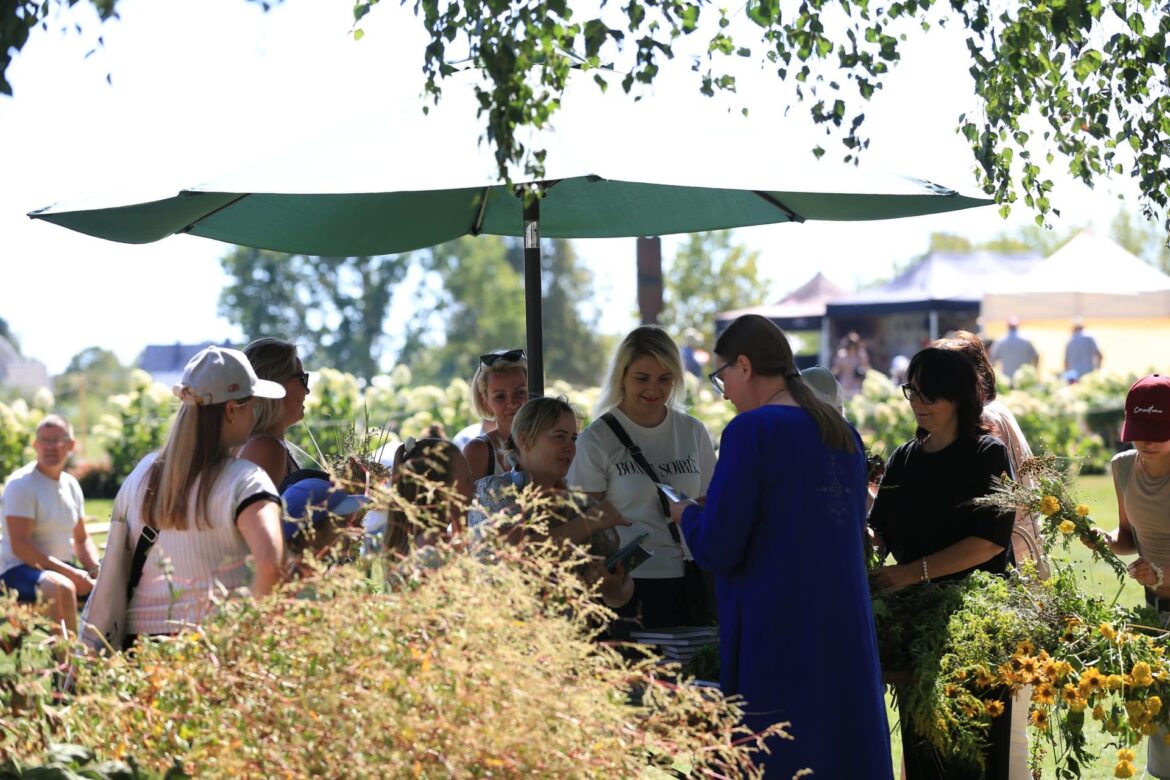ŠIANDIENOS PLANAS – ŽOLINĖ, KRYPTIS NAISIAI: LAUKIA KONCERTAI, ŽIRGAI, PARODOS IR ŠVENTINĖ MUGĖ