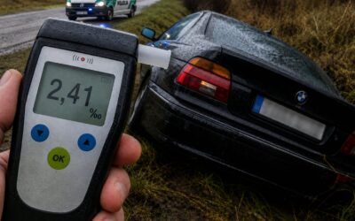 2,41 PROMILĖS IR BMW GRIOVYJE: ŠĮKART GIRTAI VAIRUOTOJAI NET GRIOVYS „PAGALVĘ PAKIŠO“