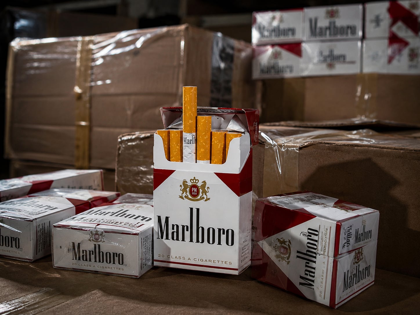 ŠIAULIUOSE – SOLIDUS CIGAREČIŲ LAIMIKIS: IŠ DVIEJŲ AUTOMOBILIŲ PAIMTA 6,5 TŪKST. PAKELIŲ