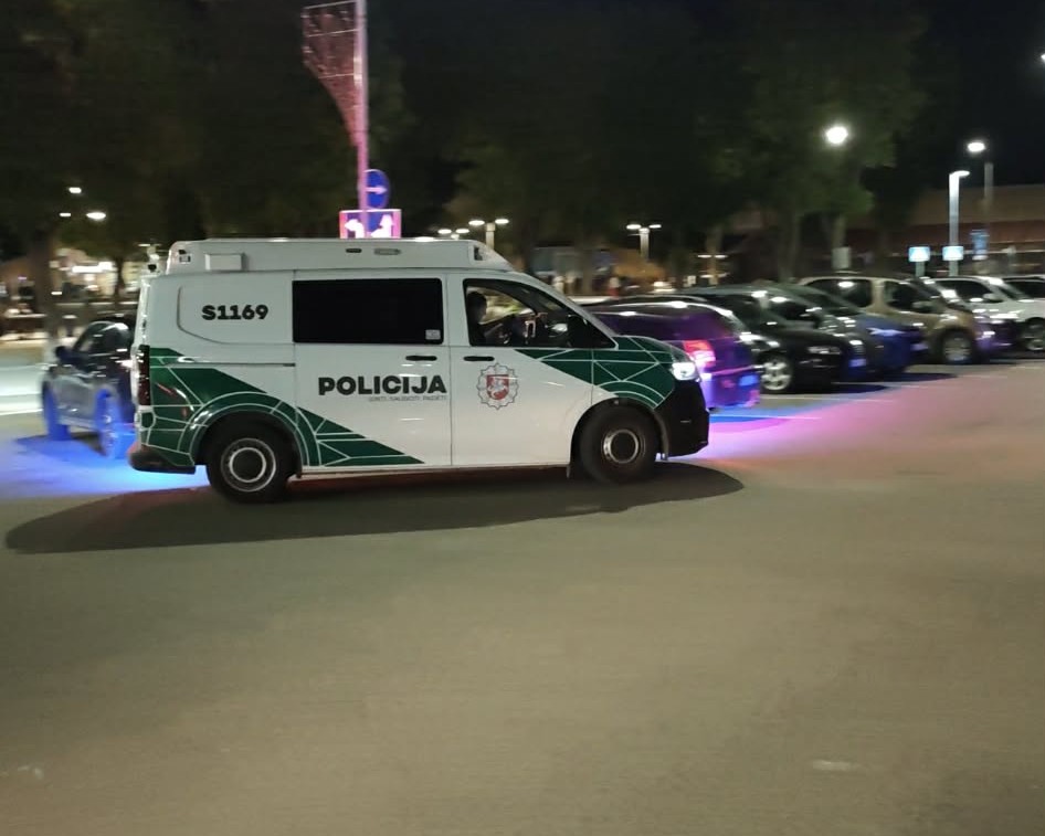 KURŠĖNŲ ŽOLINĖS VAKARĄ – DRAMA PRIE VENTOS: IKI KAKLO DUMBLE ĮKLIMPUSĮ VYRĄ NUO TILTO PASTEBĖJO VAIKAI