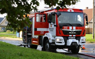 ŠIAULIŲ RAJONE DARŽINĘ PASIGLEMŽĖ LIEPSNOS: IŠ DEGANČIO PASTATO IŠGELBĖTI 6 TRIUŠIAI