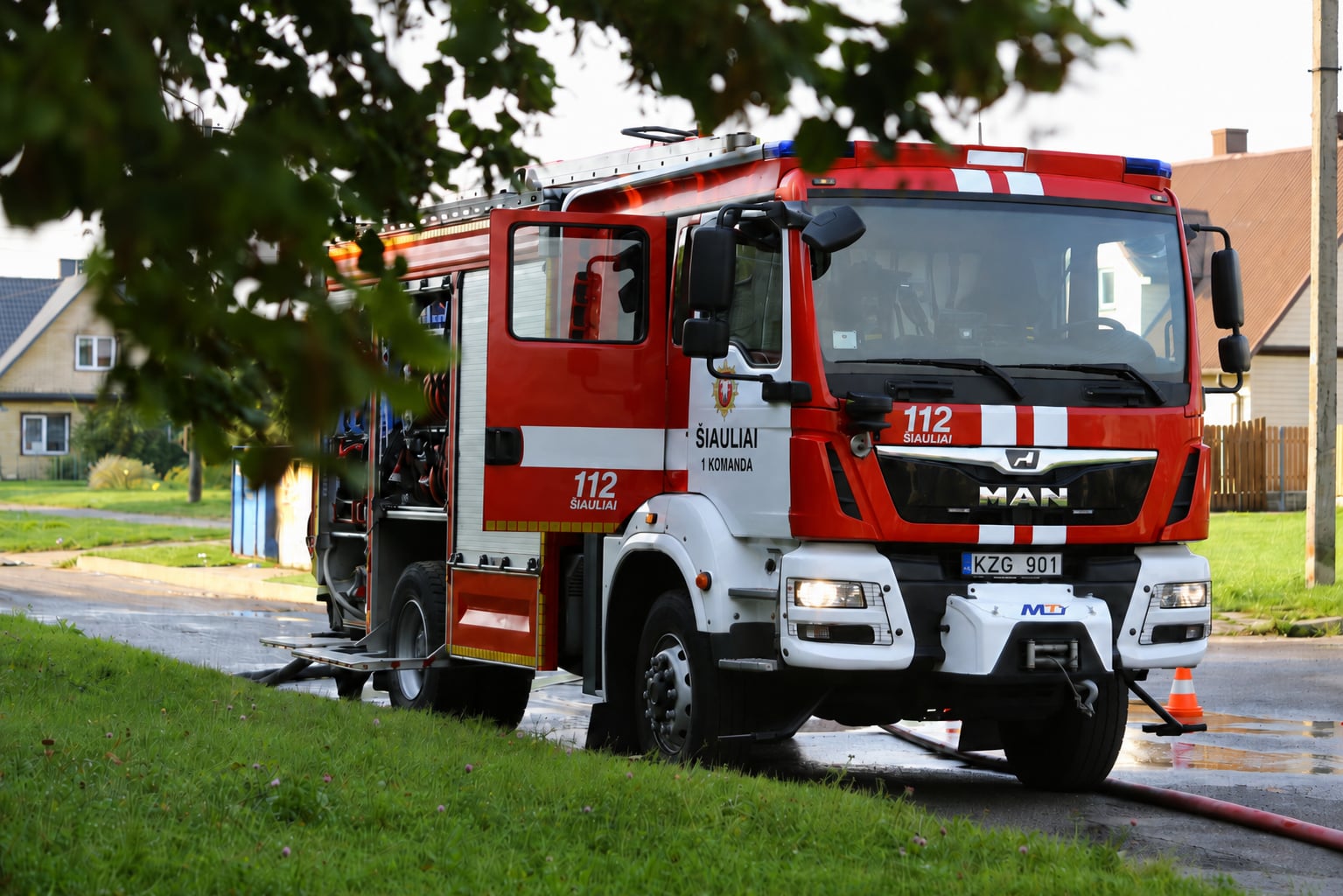 ŠIAULIŲ RAJONE DARŽINĘ PASIGLEMŽĖ LIEPSNOS: IŠ DEGANČIO PASTATO IŠGELBĖTI 6 TRIUŠIAI