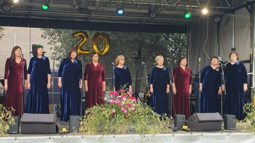 RYTOJ ŠIAULIŲ RAJONE – DVI VASAROS PALYDĖTUVIŲ ŠVENTĖS: AUKŠTELKĖJE – MUZIKA IR RUDENS GĖRYBĖS, PALIESIUOSE – ŽALIOJI VAKARIENĖ