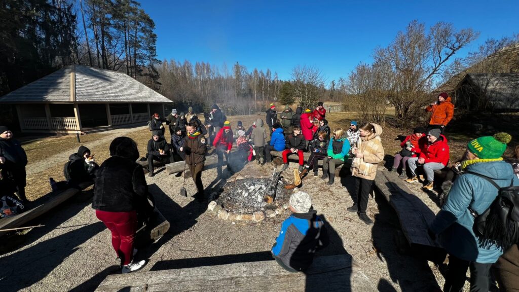 Kurtuvėnų regioninio parko Gamtos mokyklos praktinio užsiėmimo dalyviai gamtoje prie laužavietės.