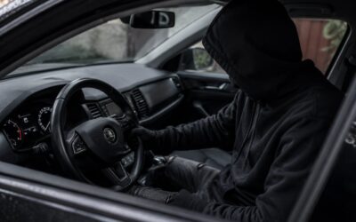 IŠ GARAŽO – Į KITĄ KAIMĄ: DRĄSUČIUOSE PAVOGTA „ŠKODA“ RASTA GEDINČIUOSE