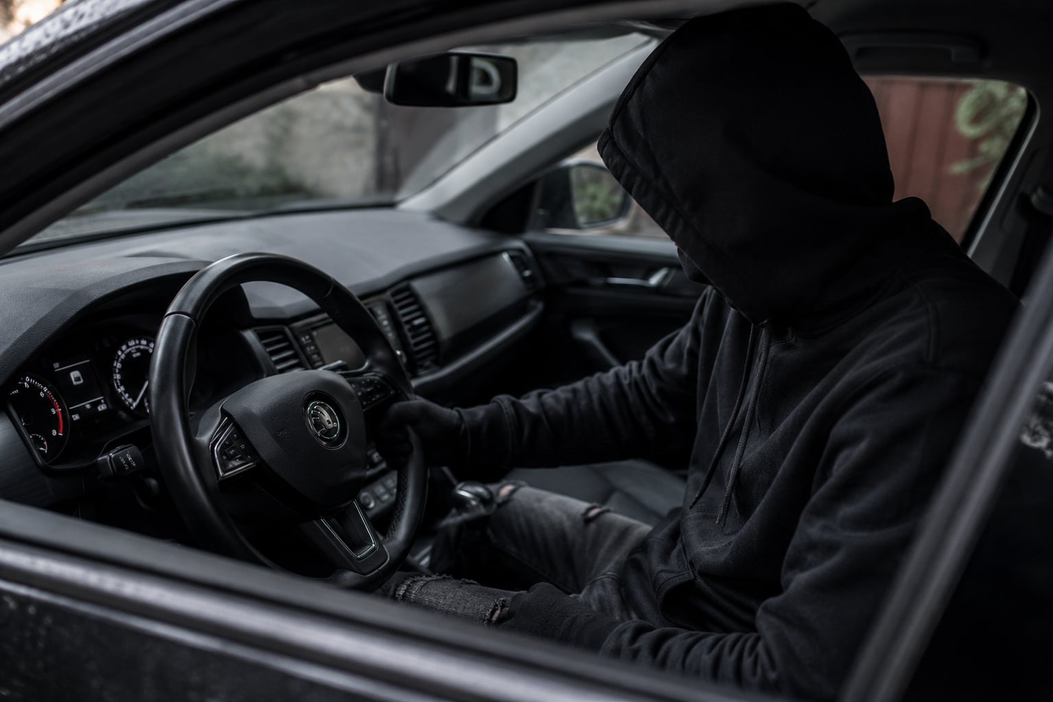 IŠ GARAŽO – Į KITĄ KAIMĄ: DRĄSUČIUOSE PAVOGTA „ŠKODA“ RASTA GEDINČIUOSE