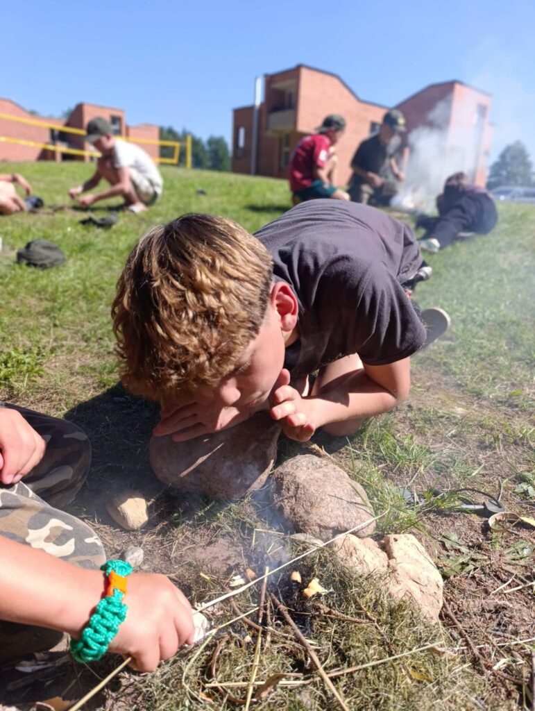 SK „Dvikova“ ankstesnės veiklos metu vaikai lauke mokosi praktiškai įkurti ugnį ir saugiai elgtis gamtoje.