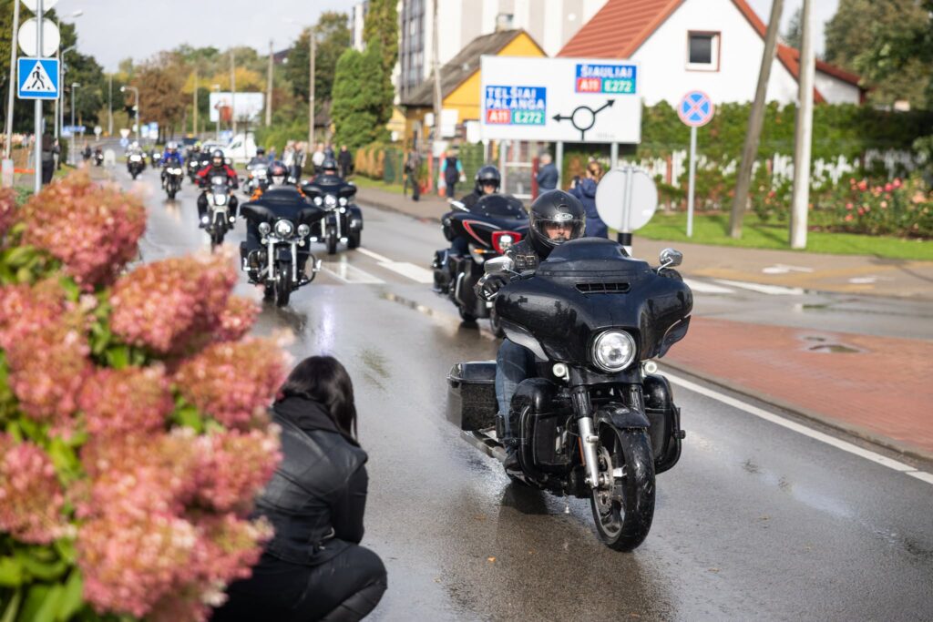 Baikerių kolona važiuoja Kuršėnų gatvėmis per rudens Jomarką.