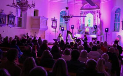 Kai muzika susiliejo su šviesa ir ugnimi: Aukštelkėje rudens lygiadienį pasitiko ypatingu koncertu