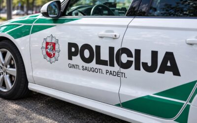 Šiauliuose – pavogtas „Mercedes“, prie vairo įkliuvo neblaivus vyras, o gyvatvorėje rastas įtartinas radinys