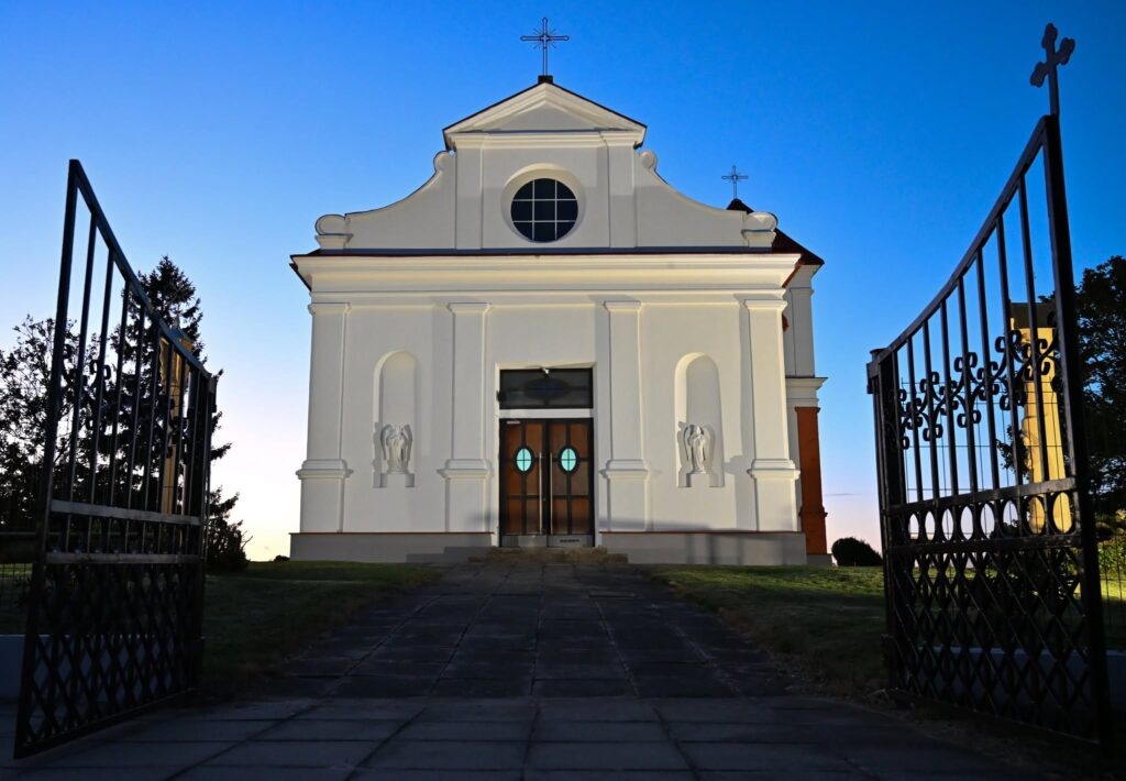 Vakaro šviesoje apšviesta Aukštelkės Šv. Antano Paduviečio bažnyčia, kurioje vyko tradicinis Rudens lygiadienio koncertas.