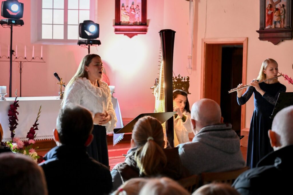 Muzikinis kolektyvas „TRIO NANTES“ atlieka kūrinius Aukštelkės Šv. Antano Paduviečio bažnyčioje vykusiame Rudens lygiadienio koncerte. Skamba balsas, arfa ir fleita.