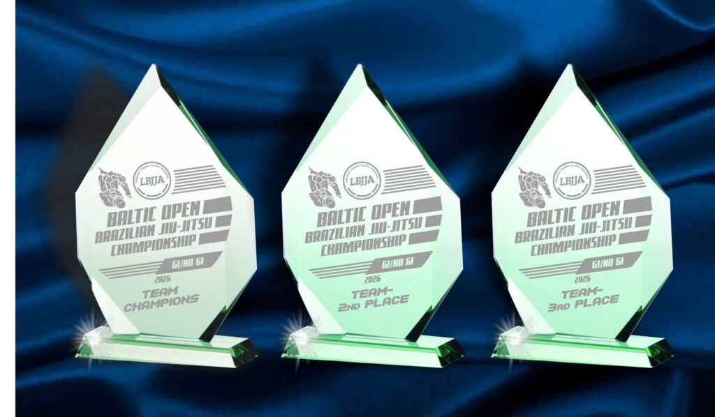 „Baltic Open Brazilian Jiu-Jitsu Championship 2026“ komandiniai apdovanojimai – stikliniai prizai pirmąją, antrąją ir trečiąją vietas užėmusioms komandoms.