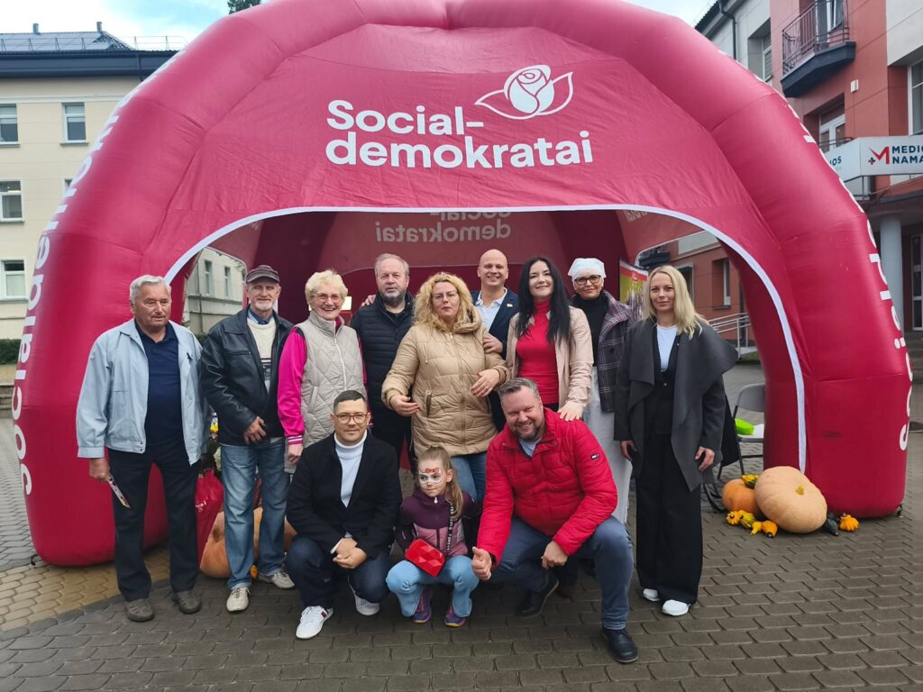 LSDP Šiaulių rajono skyriaus nariai ir Jomarko lankytojai fotografuojasi prie raudonos socialdemokratų palapinės Kuršėnuose.